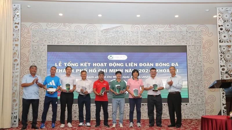Lãnh đạo LĐBĐ TPHCM trao thưởng cho các HLV đạt thành tích tốt trong năm 2024