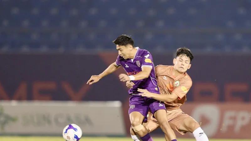 Những nỗ lực của Bình Định không cứu vãn được trận thua ngược 1-2 trên sân Bình Dương vào tối 17-1. Ảnh: DŨNG PHƯƠNG