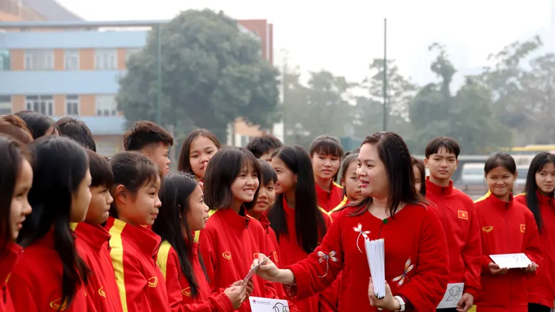 Bà Thanh Hà trao quà Tết đến các cầu thủ đội U14 và U16 nữ Việt Nam