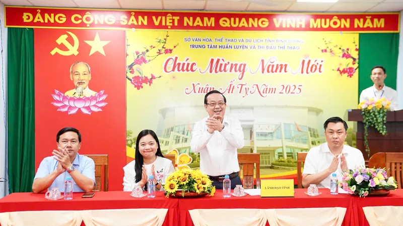 Ông Bùi Minh Thạnh – Phó Chủ tịch UBND tỉnh cùng đoàn lãnh đạo tỉnh tại buổi họp mặt, thăm và chúc tết ngành thể thao Bình Dương