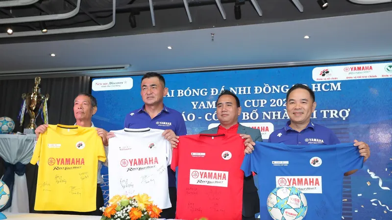 Ban Tổ chức giải giới thiệu áo và bóng thi đấu