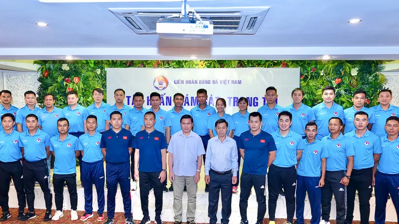 Các Giám sát và trọng tài chụp hình lưu niệm với lãnh đạo VFF và Ban trọng tài VFF.