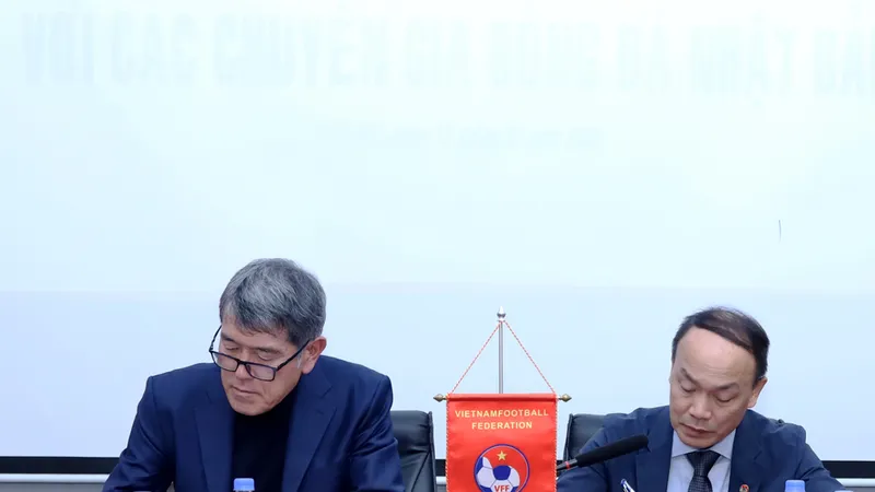 TTK VFF Nguyễn Văn Phú và ông Koshida Takeshi tại buổi ký gia hạn hợp đồng
