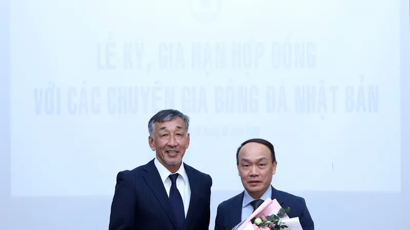 TTK VFF Nguyễn Văn Phú trao tặng hoa cho ông Yutaka Ikeuchi tại buổi ký hợp đồng