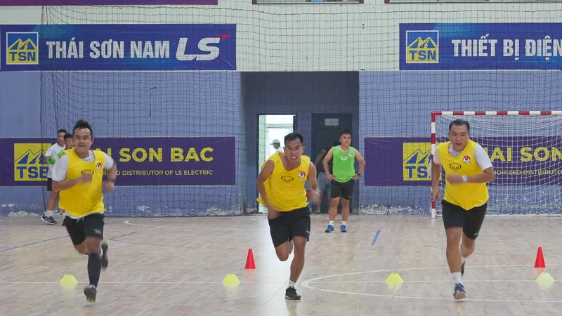 Các trọng tài được kiểm tra thể lực vào chiều 12-2