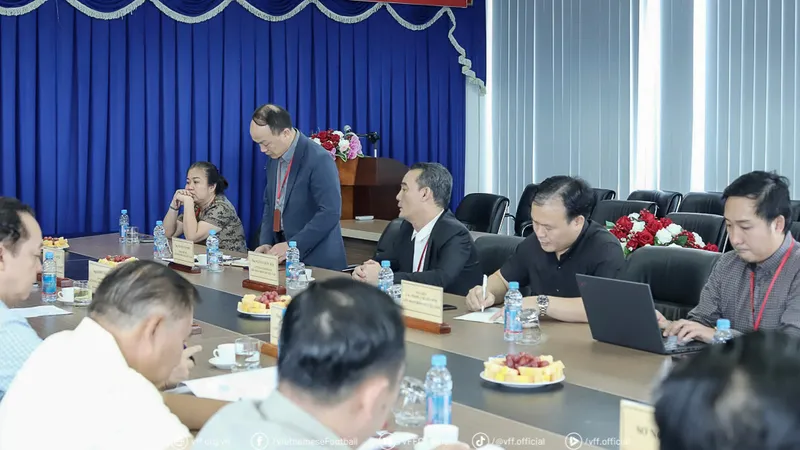 Ông Nguyễn Văn Phú cùng các đại diện lãnh đạo VFF tại buổi họp ngày 14-2.
