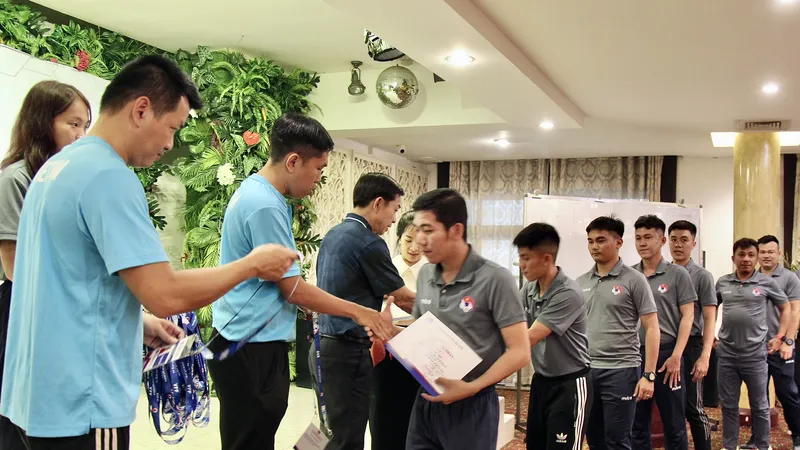 Các trọng tài được trao giấy chứng nhận và thẻ làm nhiệm vụ ở mùa giải 2025