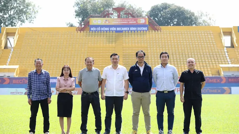 Đoàn khảo sát của AFC kiểm tra mặt sân và cơ sở vậy chất vào ngày 20-2