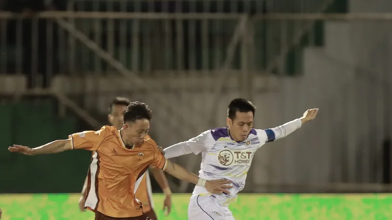 Văn Quyết thi đấu ấn tượng trong trận thắng cách biệt của Hà Nội FC trên sân Pleiku.