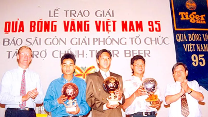 Các cầu thủ Văn Cường, Huỳnh Đức và Hữu Đang được vinh danh ở kỳ bầu chọn Quả bóng vàng 1995.
