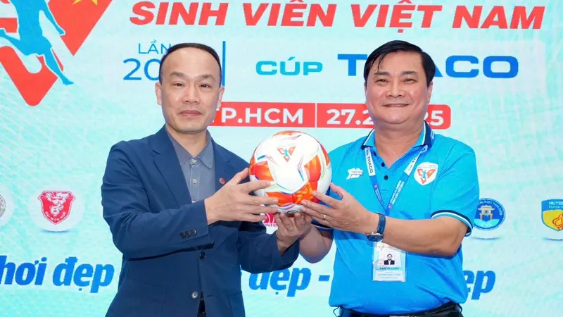 Đồng trưởng BTC giải, ông Nguyễn Ngọc Toàn - Tổng biên tập báo Thanh Niên và ông Nguyễn Văn Phú - TTK VFF tại buổi bốc thăm sáng 27-2.
