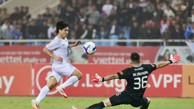 Văn Vĩ ghi bàn ấn định chiến thắng 2-0
