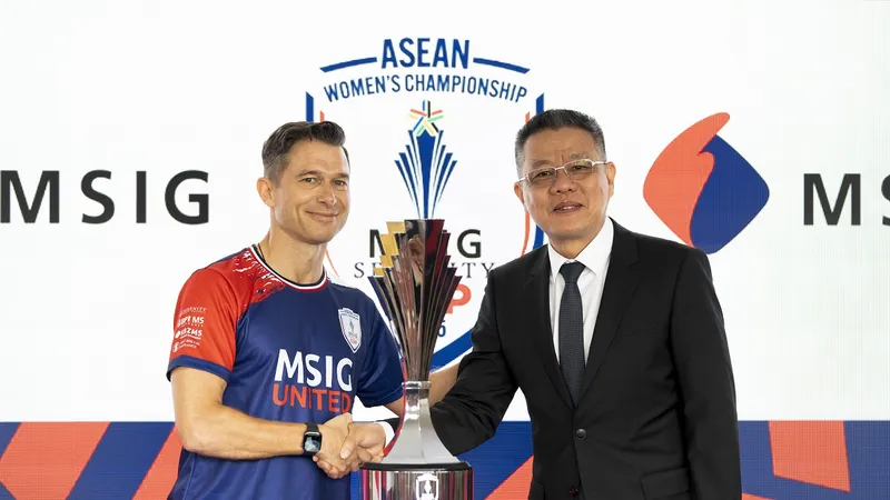 Chủ tịch AFF Khiev Sameth (bên phải) và ông Clemens Philippi – Tổng giám đốc MSIG khu vực châu Á.