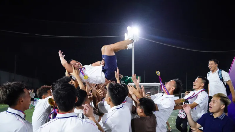 Niềm vui của thầy trò MyMy FC sau trận chung kết.