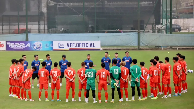 HLV Đinh Hồng Vinh cùng các cầu thủ trên sân tập vào chiều 10-3. 