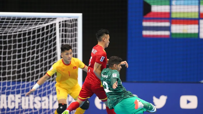 Cuộc so tài giữa đội tuyển futsal Việt Nam và Saudi Arabia tại vòng loại futsal châu Á 2022