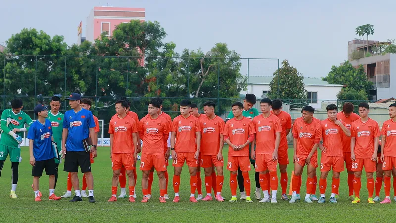 Buổi tập đầu tiên diễn ra trên sân phụ và sớm hơn 1 tiếng so với kế hoạch. Ảnh: DŨNG PHƯƠNG