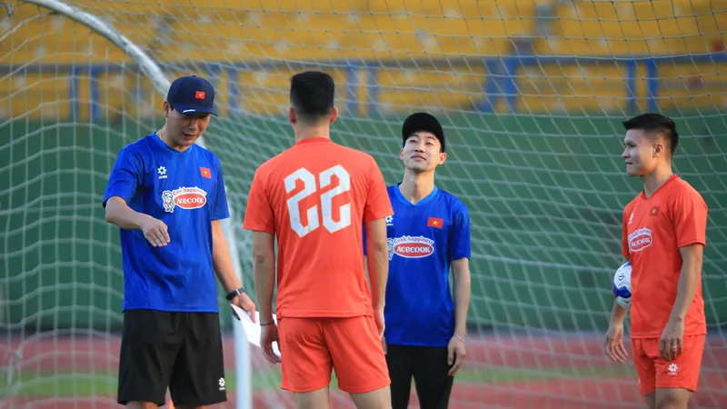 HLV Kim Sang-sik trao đổi cùng Tiến Linh và Quang Hải trước buổi tập chiều 13-3. Ảnh: DŨNG PHƯƠNG