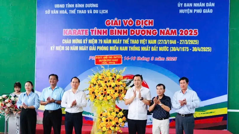 Ông Nguyễn Khoa Hải, Tỉnh ủy viên - Bí thư Huyện ủy Phú Giáo cùng các đồng chí lãnh đạo huyện Phú Giáo thay mặt địa phương đăng cai tặng hoa cảm ơn BTC giải