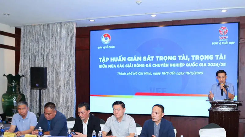 Lãnh đạo VFF và công ty VPF tham dự buổi khai mạc lớp tập huấn.