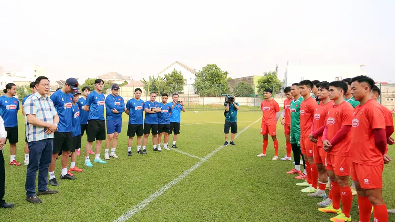 Ông Trần Anh Tú căn dặn các cầu thủ đội tuyển Việt Nam trước buổi tập.