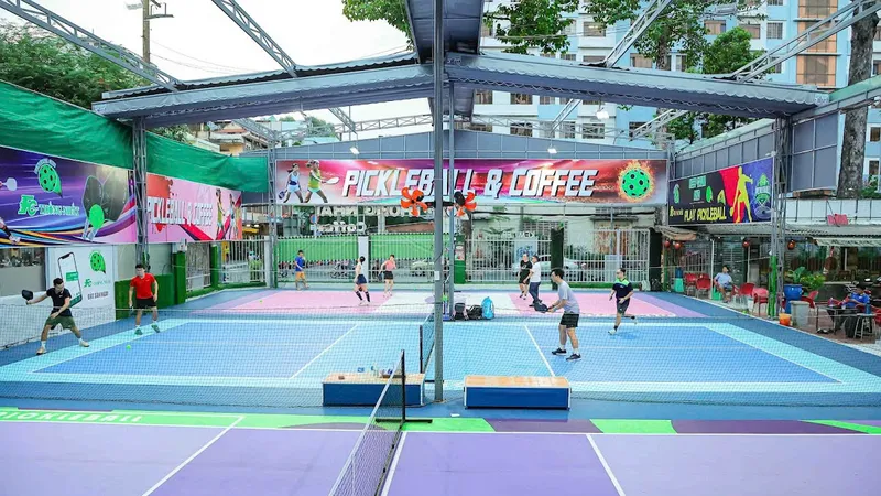 Pickleball T­­hống Nhất ngày càng trở thành điểm đến của nhiều bạn trẻ yêu thích bộ môn này.