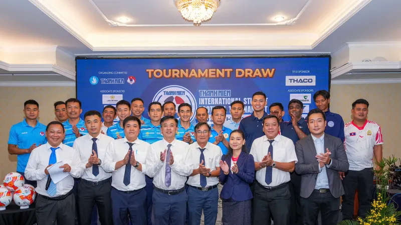 Các trọng tài,giám sát chụp ảnh lưu niệm cùng đại diện Ban tổ chức và các đội tham dự giải.