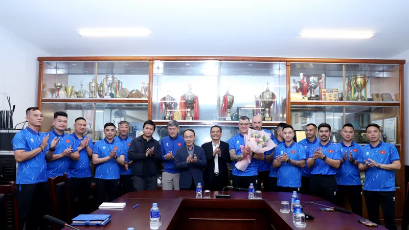 Lãnh đạo VFF cùng HLV Roland và ê-kip trợ lý ở đội tuyển U17 Việt Nam.