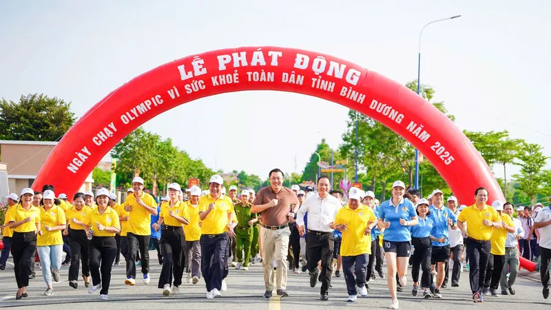 Đông đảo đại biểu lãnh đạo tỉnh Bình Dương cùng lãnh đạo huyện Bàu Bàng tham gia chạy hưởng ứng tại sự kiện