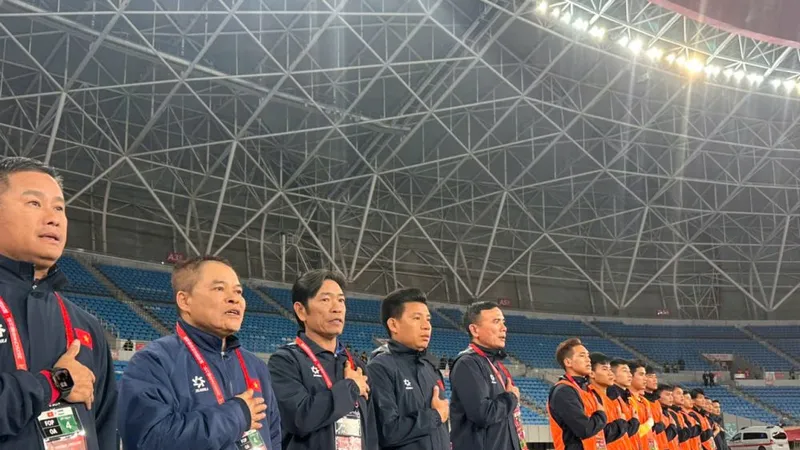 HLV Đinh Hồng Vinh cùng các cộng sự trong BHL đội tuyển U22 Việt Nam tham dự CFA Team China 2025.