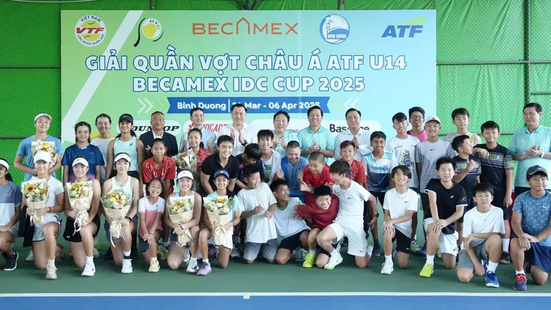 Đại diện BTC giải và các VĐV đến từ 13 quốc gia chụp hình lưu niệm tại Lễ Khai mạc giải.