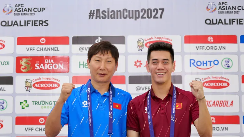 HLV Kim Sang-sik cùng tiền đạo Tiến Linh hướng đến trận thắng với tỷ số cách biệt. Ảnh: DŨNG PHƯƠNG