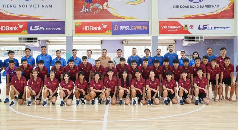 Lãnh đạo VFF chụp hình lưu niệm cùng tập thể hai đội tuyển futsal nam và nữ Quốc gia.