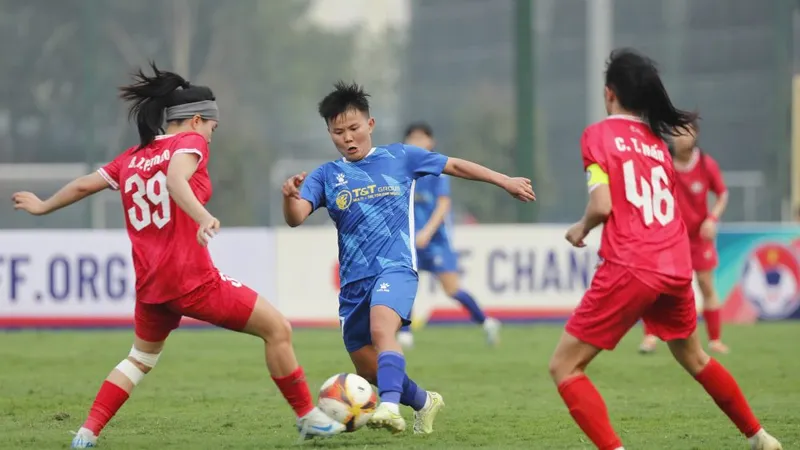 Bích Thùy thực hiện cú hattrick trong chiến thắng 4-0 của Thái Nguyên T&T ở trận ra quân.