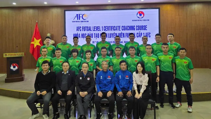 Ban tổ chức chụp lưu niệm cùng các học viên tham dự khóa học.