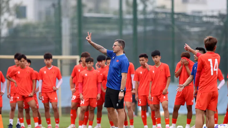 HLV Roland cùng U17 Việt Nam đã có cú chạy đà hoàn hảo qua hai trận thắng U17 Oman.