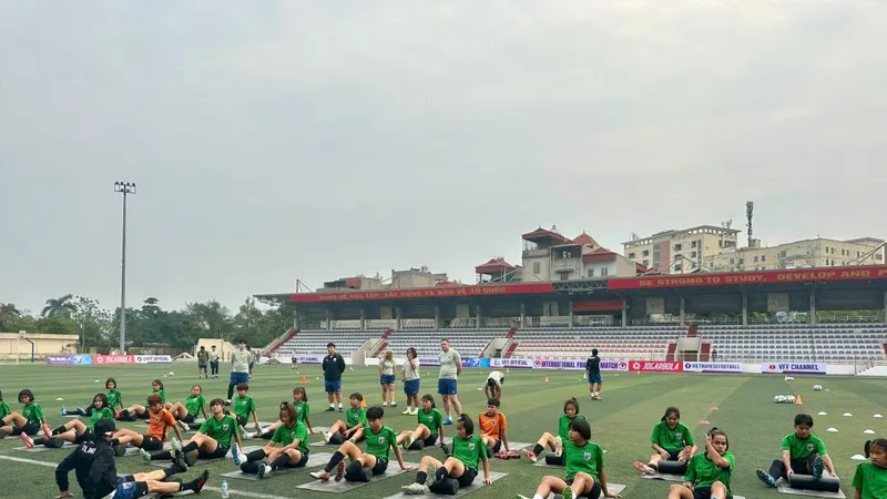 Đội U17 nữ Thái Lan trên sân tập vào trưa 1-4