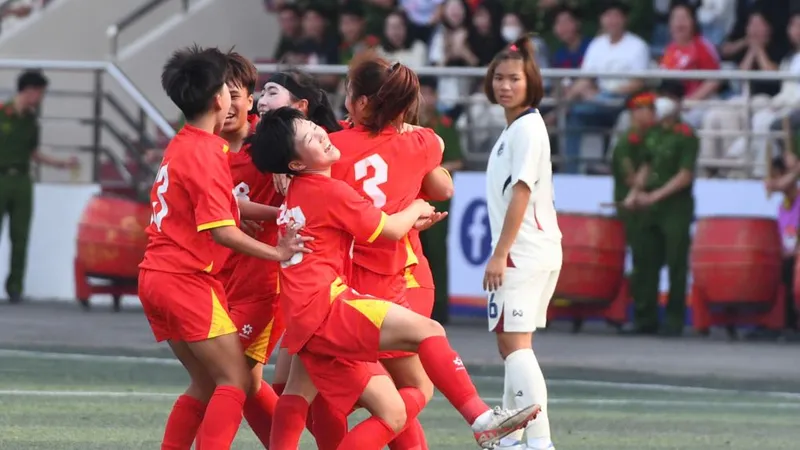 Niềm vui của các cầu thủ U17 Việt Nam sau bàn mở tỷ số.
