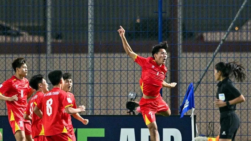 Niềm vui của U17 Việt Nam sau bàn gỡ hòa 1-1. Ảnh: ĐOÀN NHẬT