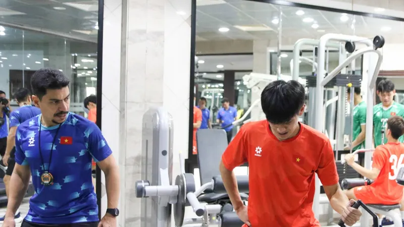 Trợ lý phụ trách thể lực hướng dẫn các cầu thủ trong phòng tập gym.