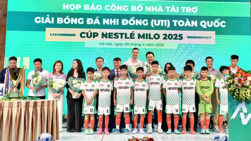 Ban tổ chức chụp ảnh lưu niệm cùng đại diện các đội tham dự, nhà tài trợ.