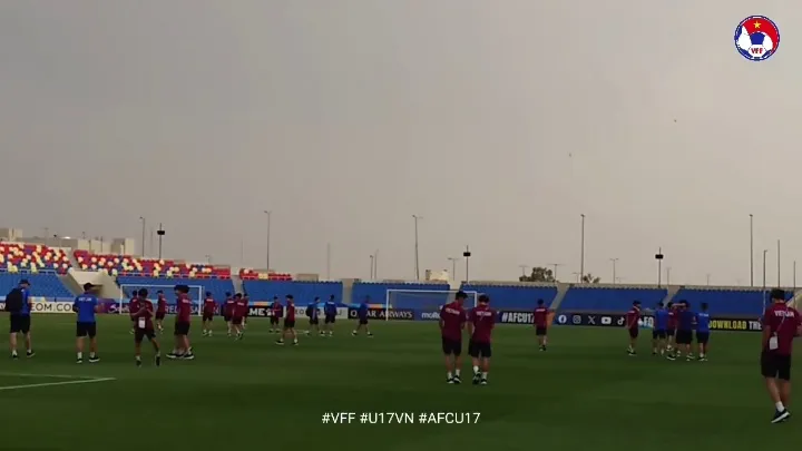 Đội tuyển U17 Việt Nam tập làm quen sân King Fahd Sports City