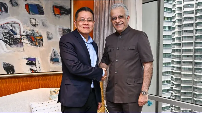 Chủ tịch AFC Shaikh Salman (bên phải) và chủ tịch AFF Khiev Sameth tại buổi gặp gỡ hôm 11-4. Ảnh: AFC