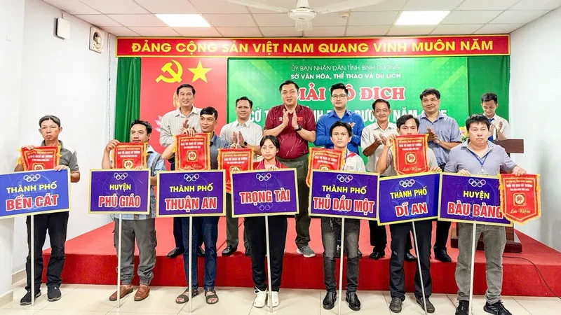 Đại biểu chụp hình lưu niệm cùng các đơn vị tham dự Giải Vô địch Cờ tướng tỉnh Bình Dương năm 2025.
