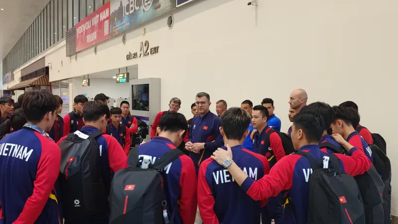 HLV Roland căn dặn các học trò trước khi chia tay tại sân bay Nội Bài.