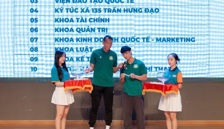 Công Phượng và Tấn Trường cùng đến giao lưu và bốc thăm xếp lịch thi đấu.