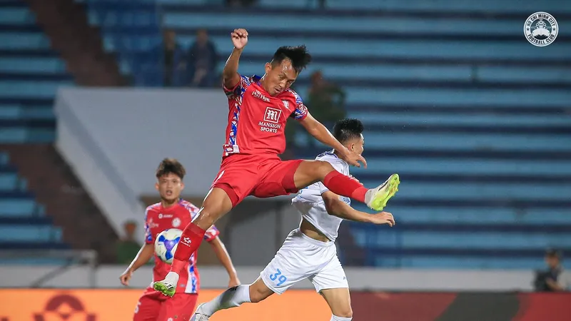 CLB TPHCM giành 1 điểm trong cuộc so tài trên sân Thiên Trường ở vòng 18.