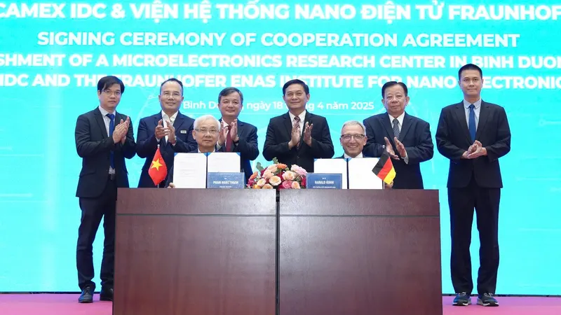 Ông Phạm Ngọc Thuận, TGĐ Tổng công ty Becamex IDC và Giáo sư Tiến sĩ Harald Kuhn, Viện trưởng Viện Hệ thống Nano Điện tử Fraunhofer ENAS tại lễ ký kết.