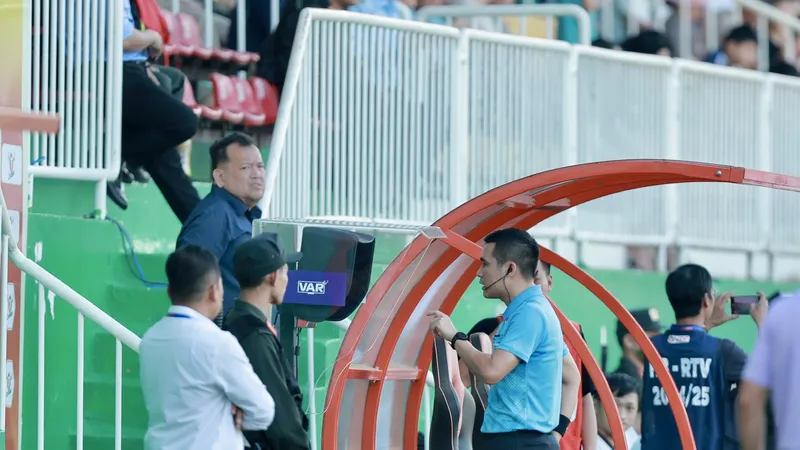 Trọng tài check VAR về tình huống ghi bàn của Minh Vương. Ảnh: ANH TRẦN