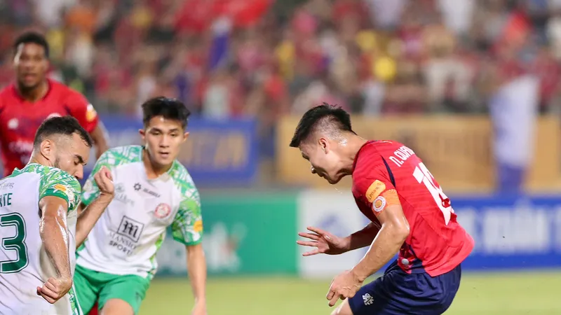 Quang Hải vào sân từ giữa hiệp 2 trận CAHN - CLB TPHCM. Ảnh: MINH HOÀNG